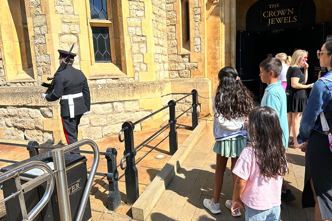 Tower of London Private Tour with Blue Badge Guide - Meeting your guide at Tower Place West