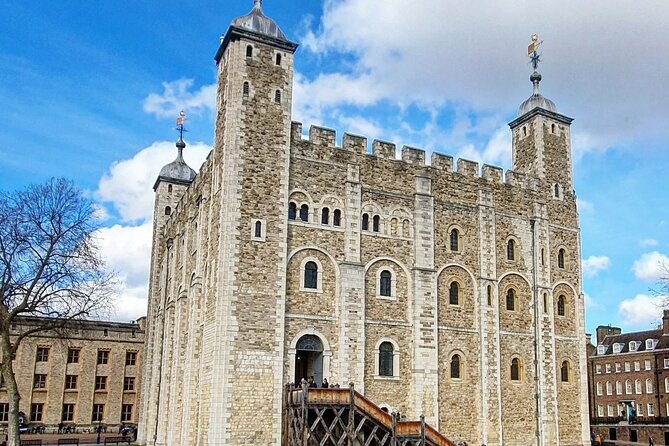 Tower of London Ticket with Audio Guide and Unlimited Entry Time - Yeoman Warders and the Tower today