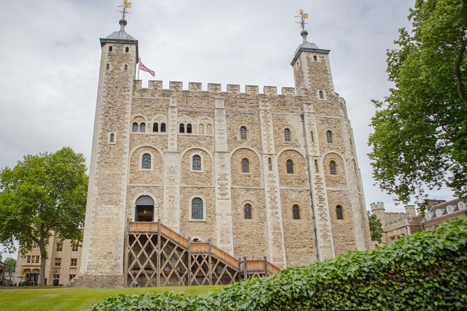 VIP Tower of London and Crown Jewels Tour with Private Beefeater Meet & Greet - Exploring Tower Green and the Tower grounds