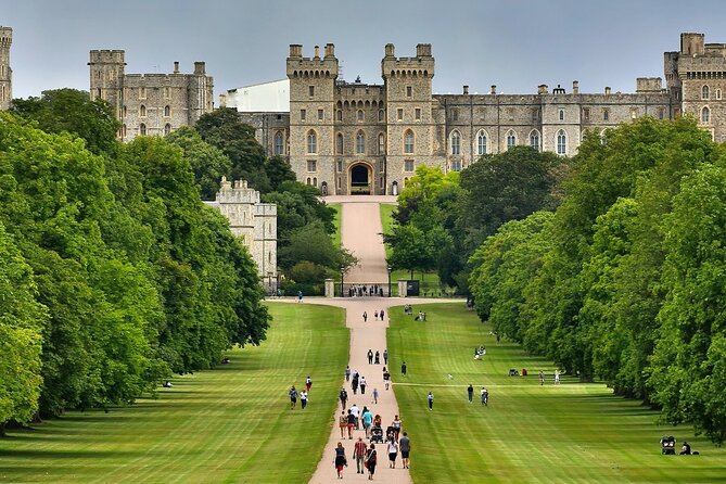 Windsor Castle Half Day Trip from London by Luxury Coach - The ride to Windsor and the guide’s role