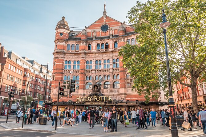 Wizarding London: Interactive Game & Magical Walking Tour - Solving clues in Trafalgar Square